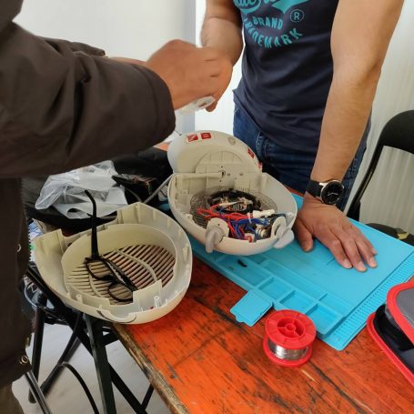 Un appareil électroménager en train de se faire réparer dans un repair café