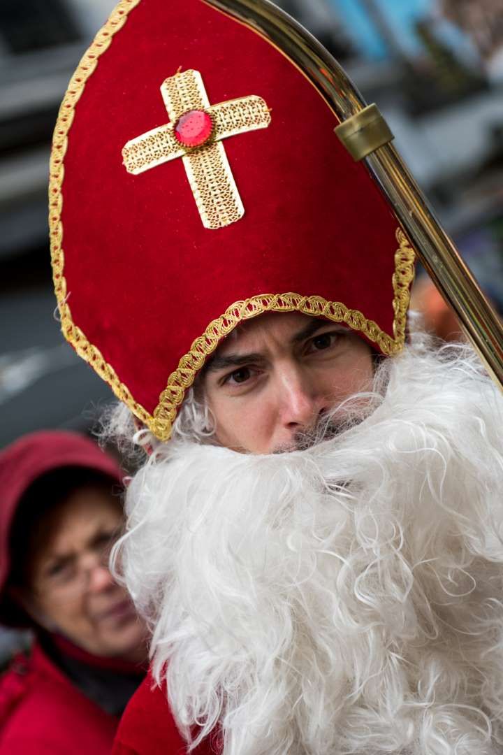 Photo de Saint Nicolas, mécontent des cadeaux fiscaux offerts aux multinationales