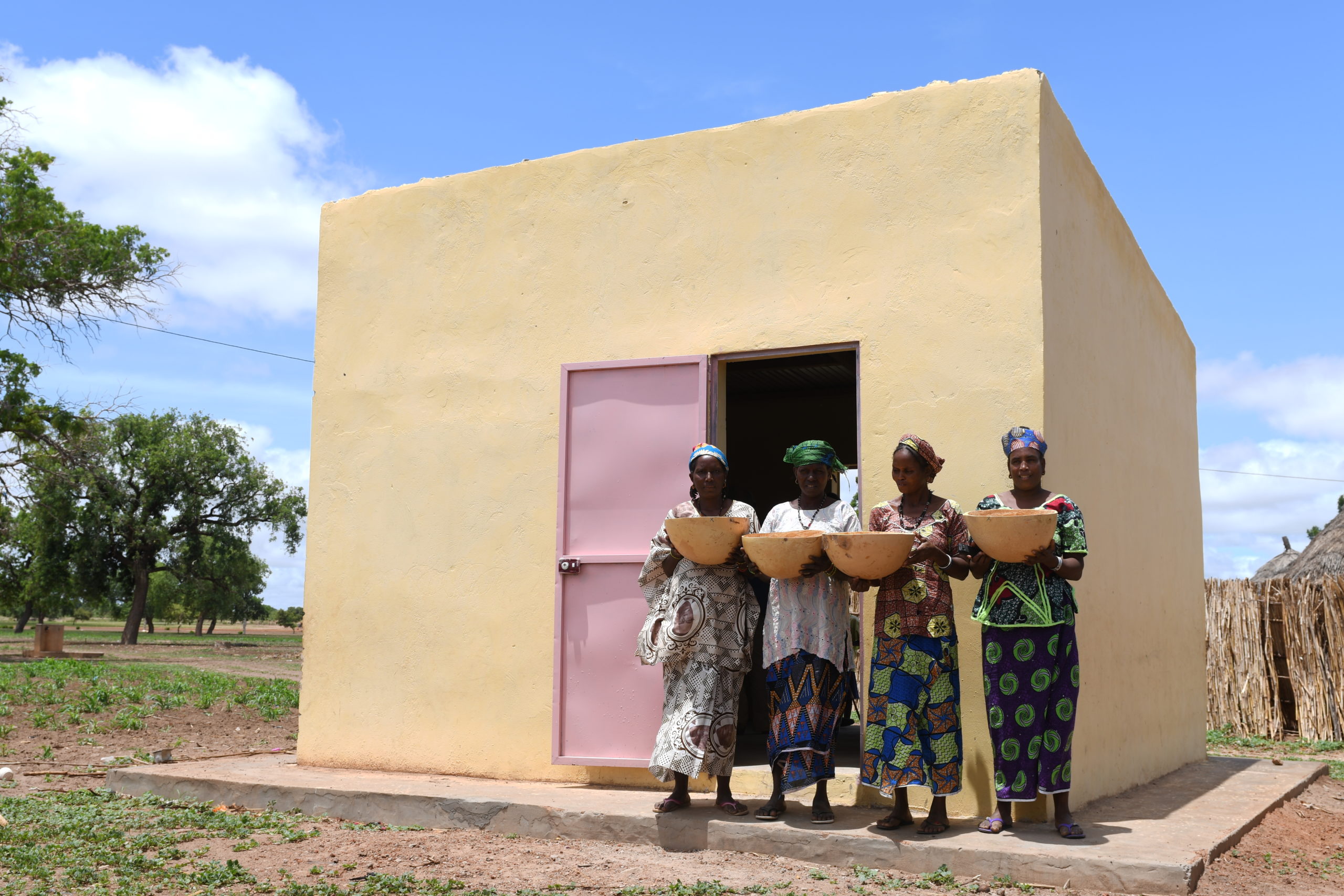 4 femmes Sénégalaises devant la maison des semences de l'UCEM à Koungheul. @ Autre Terre