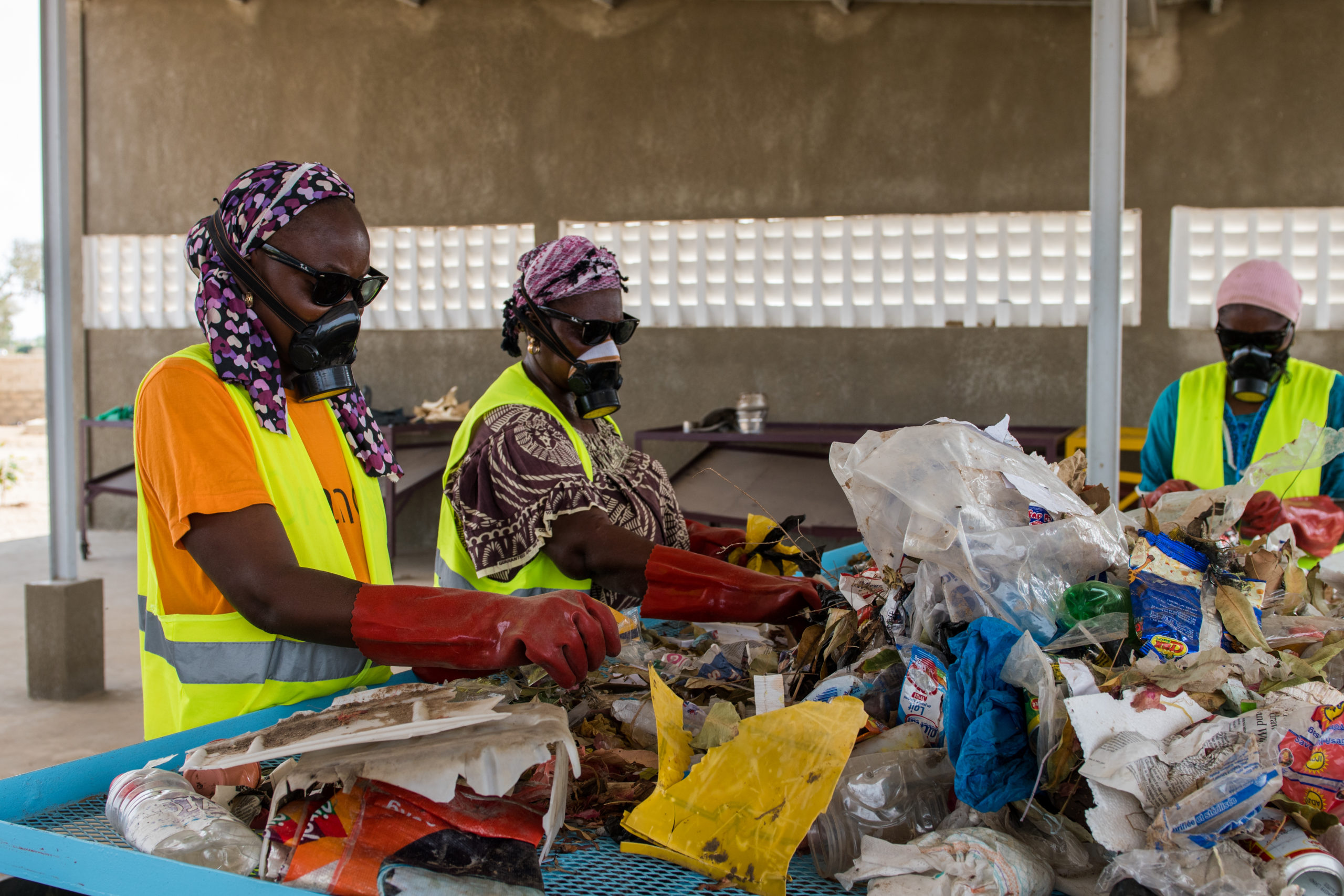 Des burkinabés qui trient les déchets dans une décharge organisé par le CEAS