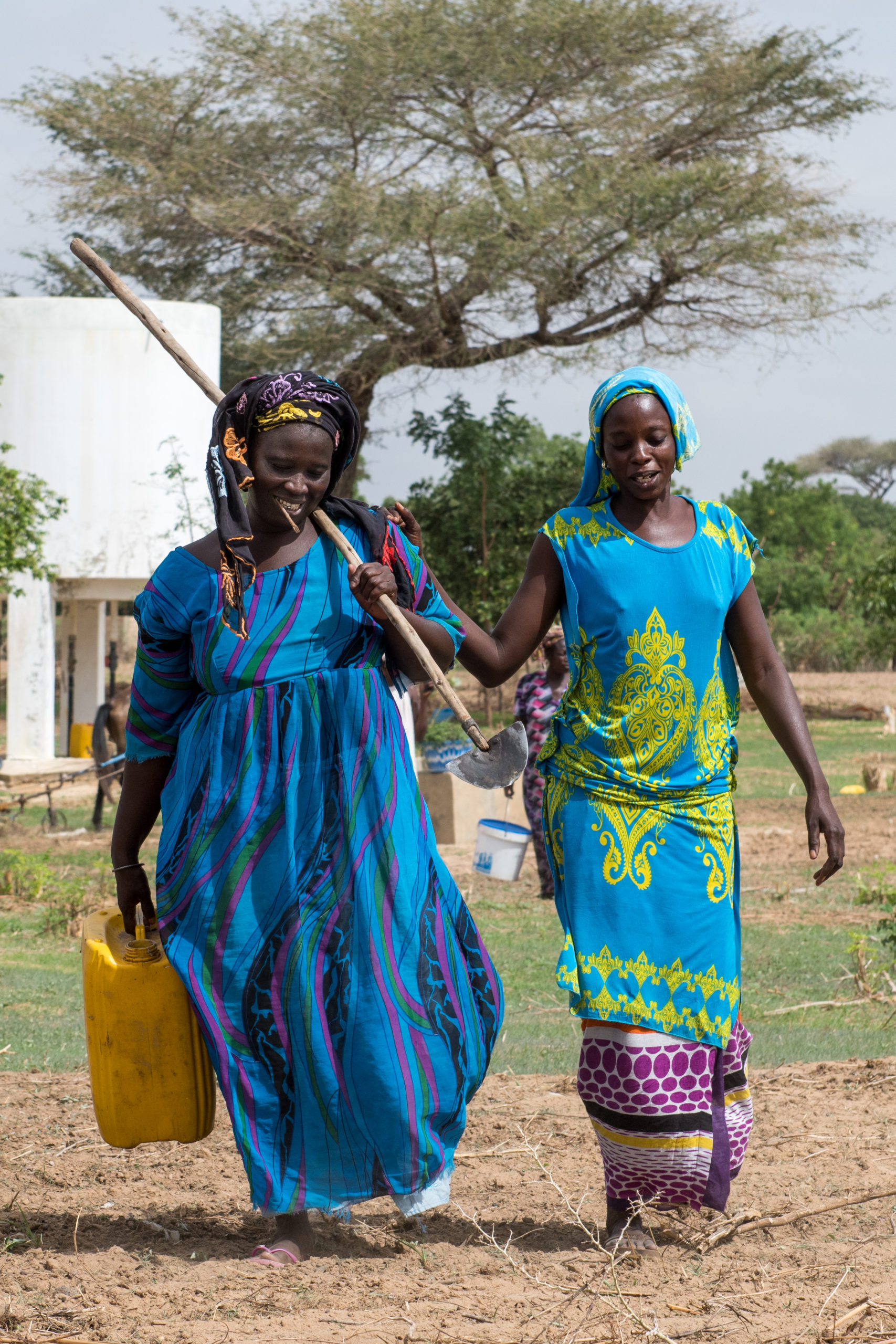 Deux femmes burkinabé qui marchent
