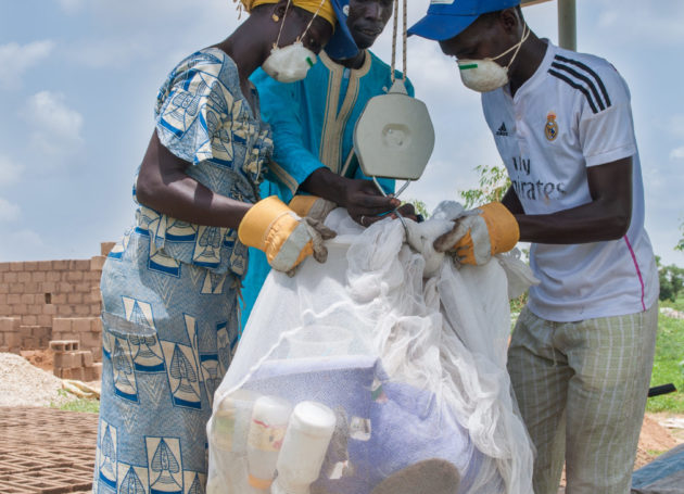 Hommes et femmes travaillant ensemble dans la gestion des déchets au Burkina Faso