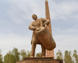 Une statue dédié à la lutte contre la pauvreté, érigé à Manega, village de Pacere, au Burkina Faso
