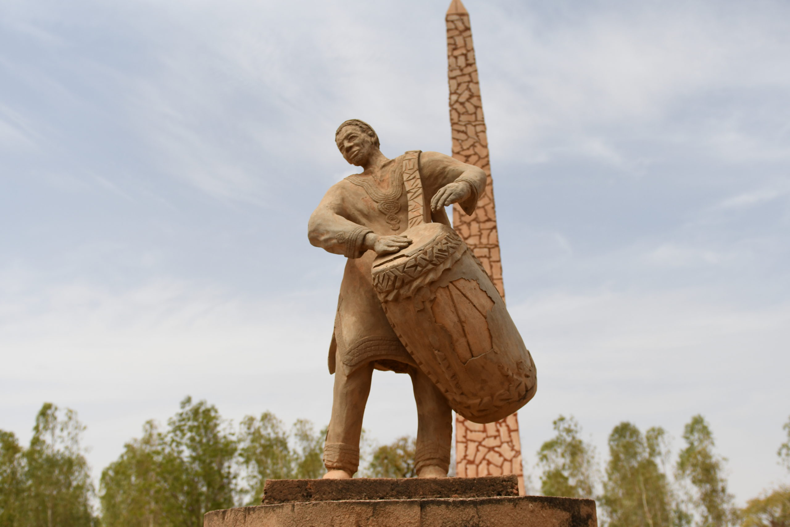 Une statue dédié à la lutte contre la pauvreté, érigé à Manega, village de Pacere, au Burkina Faso