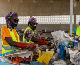 Triseuses de déchets au Sénégal